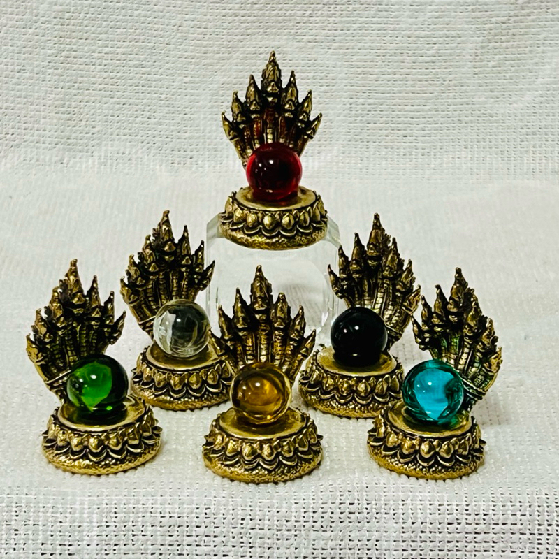 พญานาค 7 เศียร ทำจากทองเหลือง ขนาด ฐาน 2.8 สูง 4.5 ลูกแก้ว ขนาด 1.4 เซนติเมตร