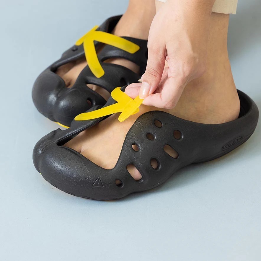 Keen รองเท้า All Gender YOGEEZ (BLACK/KEEN YELLOW)