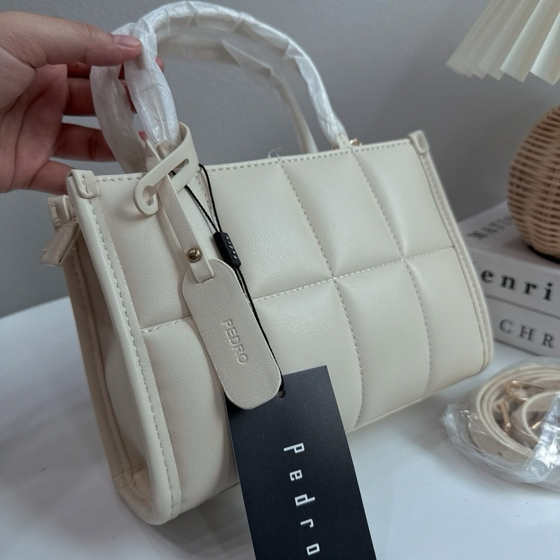 กระเป๋าถือ pedro ทรง tote หนังนิ่ม☁️ มีสายยาว สวยมาก💕