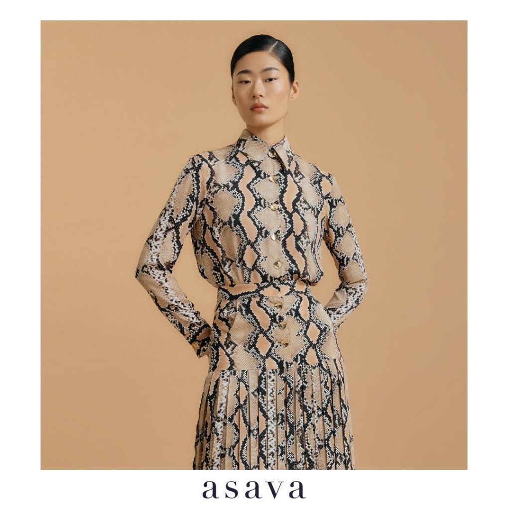 [asava ss25] Vera Classic Shirt เสื้อเชิ้ตผู้หญิง แขนยาว แต่งกระดุมที่ข้อมือ แต่งกระดุมหน้า ชายเสื้อโค้ง ผ้าลายงู