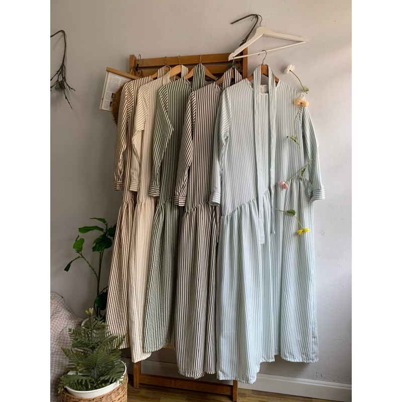 Double Stripe Dress 〰️  detail: เดรสตัวยาวตัดต่อ ระบายชายเฉียง ทั้งด้านหน้าและหลัง