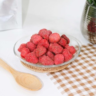 สตรอเบอรี่อบกรอบเต็มลูก 12-25 มม. Freeze Dried Strawberry Whole Size 12-25 mm.