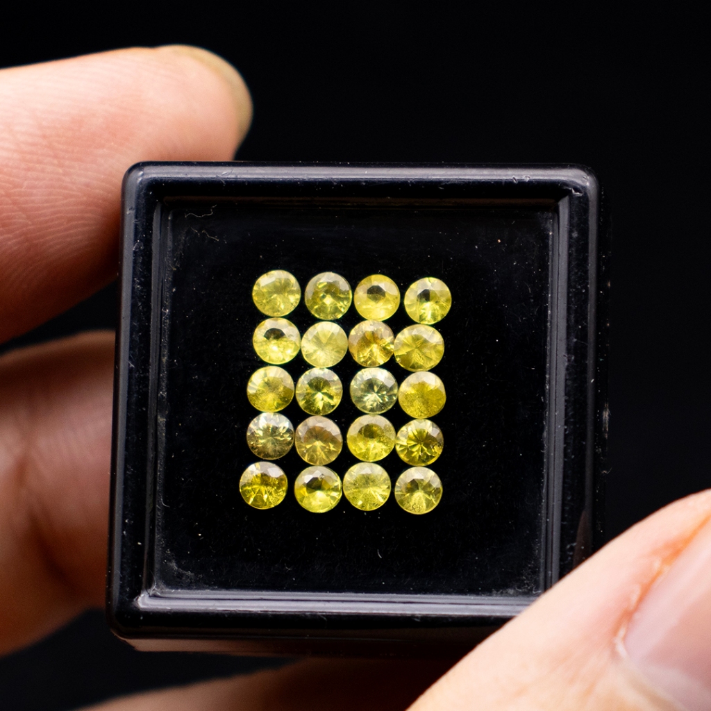 พลอยบุษราคัมสีน้ำทองบางกะจะ (Yellow Sapphire)ขนาด 3 มิล หนัก 2.69 กะรัต พลอยแท้ ขุดค้นพบที่บ่อบางกะจะ จ.จันทบุร