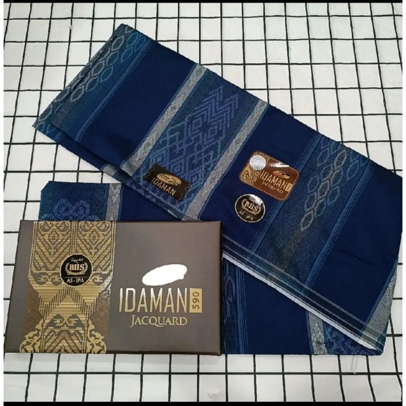 ผ้าโสร่งผู้ชาย มาใหม่ลายปัก แบรนด์ “ATLAS รุ่นidaman 590” เย็บแล้ว ซับน้ำดี ผ้าไม่ลื่น พร้อมกล่องสีน้ำตาล
