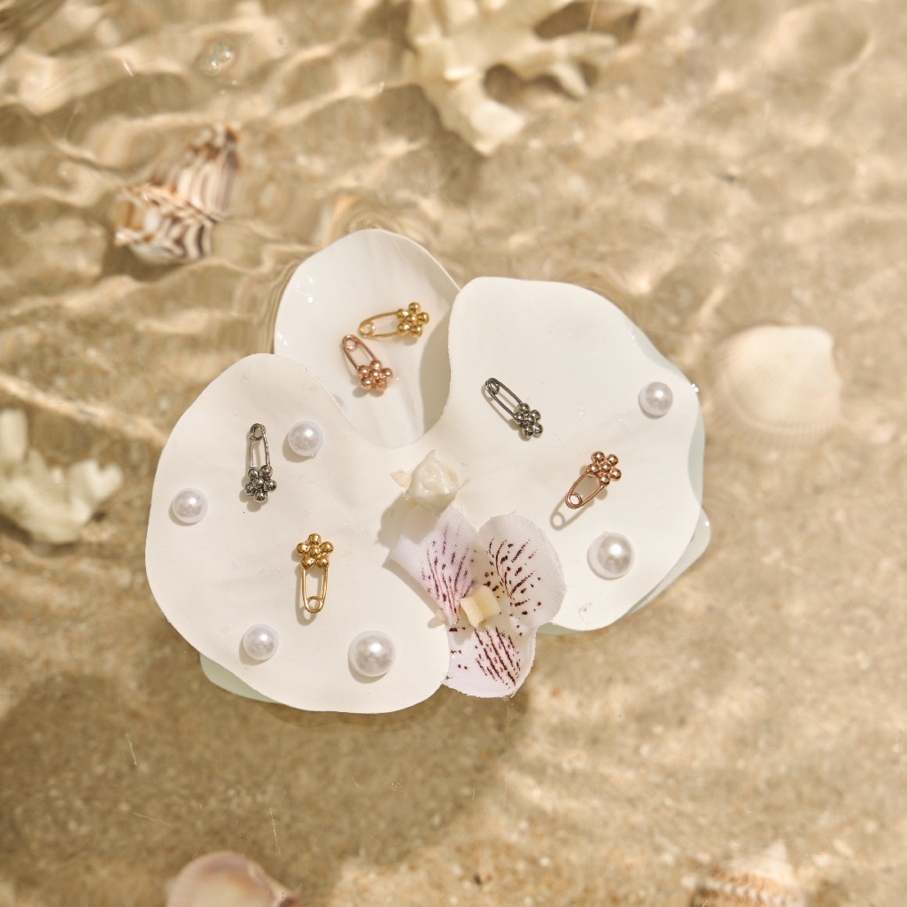 earika.earrings - primrose clip stud ต่างหูรูปคลิปดอกไม้วัสดุสแตนเลส (stainless steel) ใส่อาบน้ำได้ เหมาะสำหรับคนแพ้ง่าย