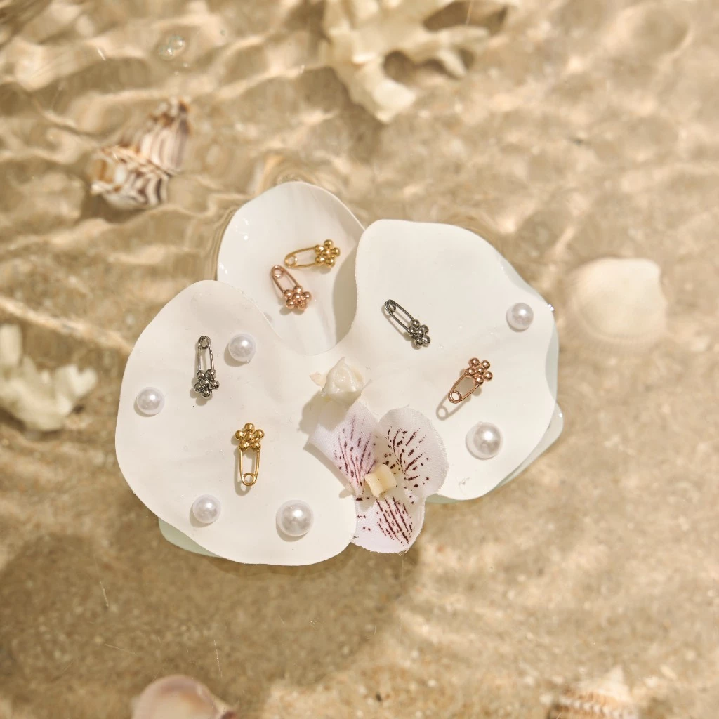earika.earrings - primrose clip stud ต่างหูรูปคลิปดอกไม้วัสดุสแตนเลส (stainless steel) ใส่อาบน้ำได้ เหมาะสำหรับคนแพ้ง่าย