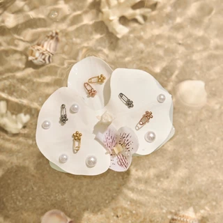 earika.earrings - primrose clip stud ต่างหูรูปคลิปดอกไม้วัสดุสแตนเลส (stainless steel) ใส่อาบน้ำได้ เหมาะสำหรับคนแพ้ง่าย