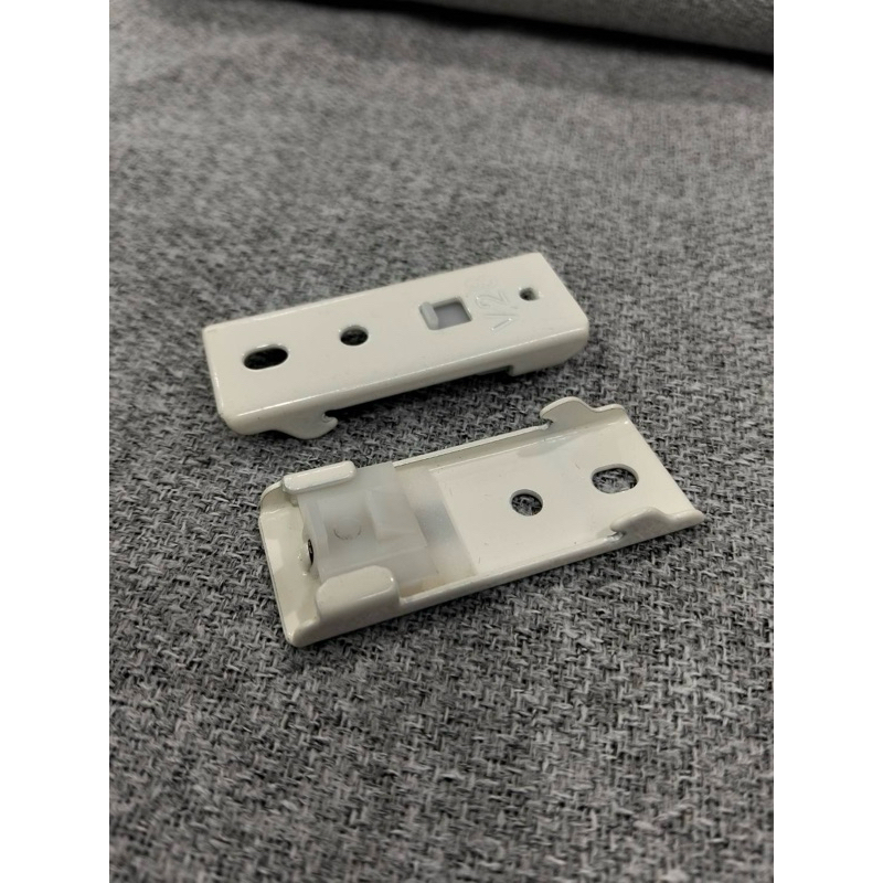 ลิ้นรางม่านเทปลอน ใช้สำหรับยึดรางบนฝ้า ใช้กับรางม่านเทปลอนของทางร้านเท่านั้น