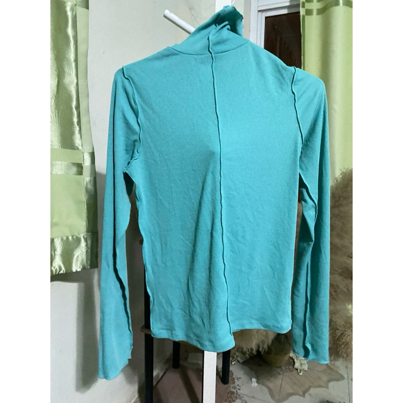 เสื้อคอเต่าแขนยาว Gu สวย มือสอง