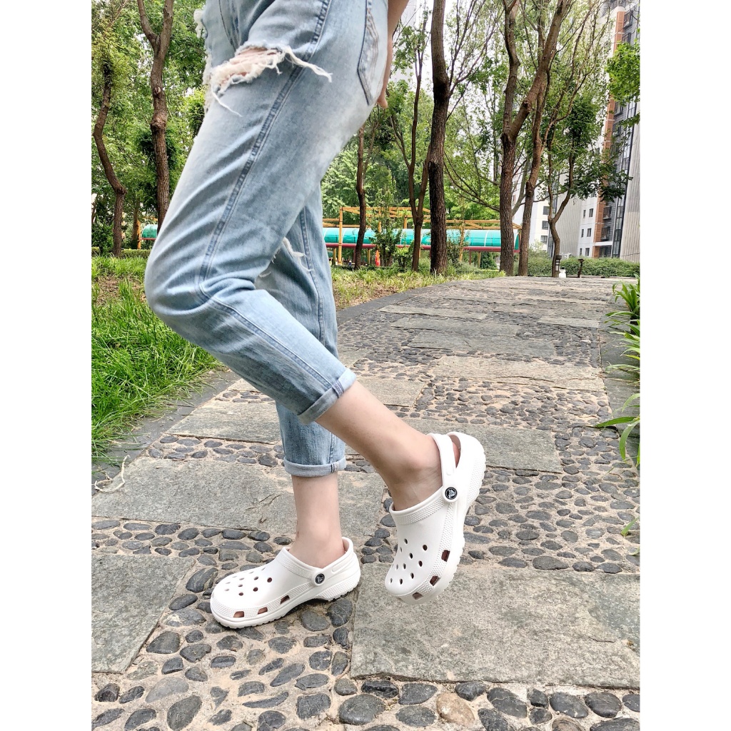 【พร้อมส่ง ของแท้ 100%】รองเท้า ลำลองแฟชั่น สไตล์ Crocs Classic Clog แจกตัวติดรองเท้า [พร้อมส่ง]