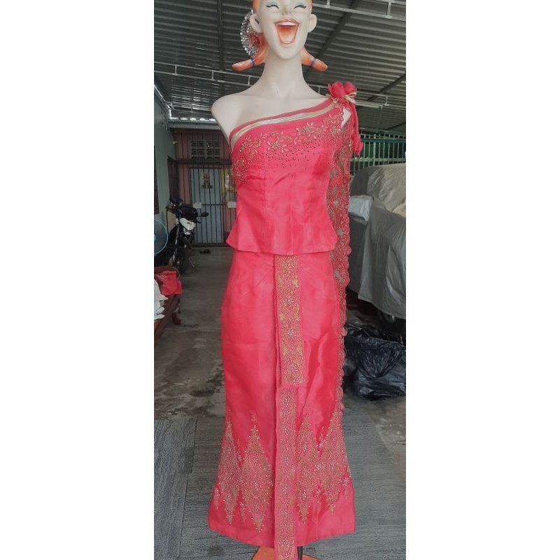ชุดไทยเจ้าสาว ชุดไหว้ผีเย็น สีแดง สไบฉลุ ผ้าถุงทรงหางปลา โล๊ะขายราคามือสอง