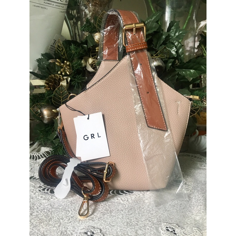 GRL กระเป๋าสีโอวัลตินสว่างทรงเเละอะไหล่สวยงาม มีสายสะพายให้ ของใหม่ค่ะ