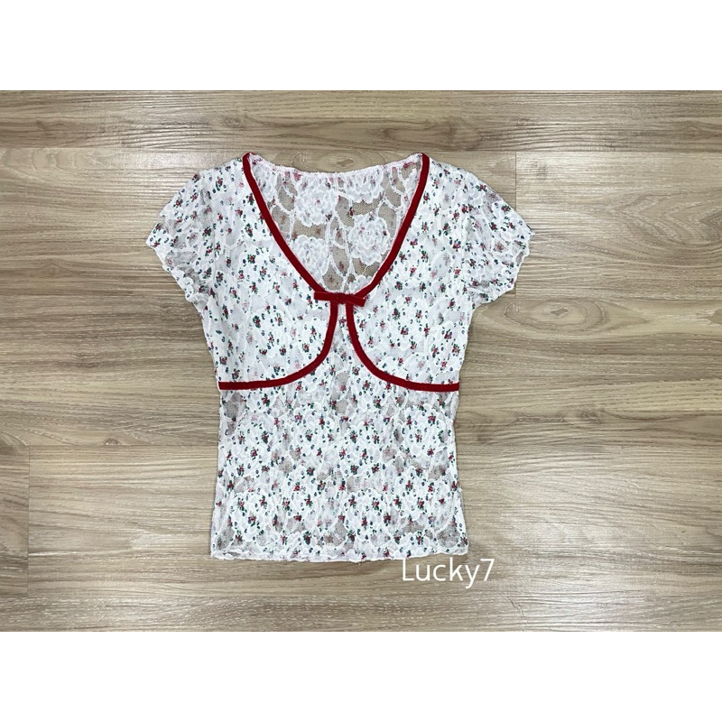 BY IRA (6228) 💥พร้อมส่ง💥 เสื้อครอปแขนสั้นคอวี ติดโบว์ Mini น่ารัก ลวดลายดอกไม้ลูกไม้ เสื้อรัดรูป รัดเอว ตัดขอบ - รูปที่ 6