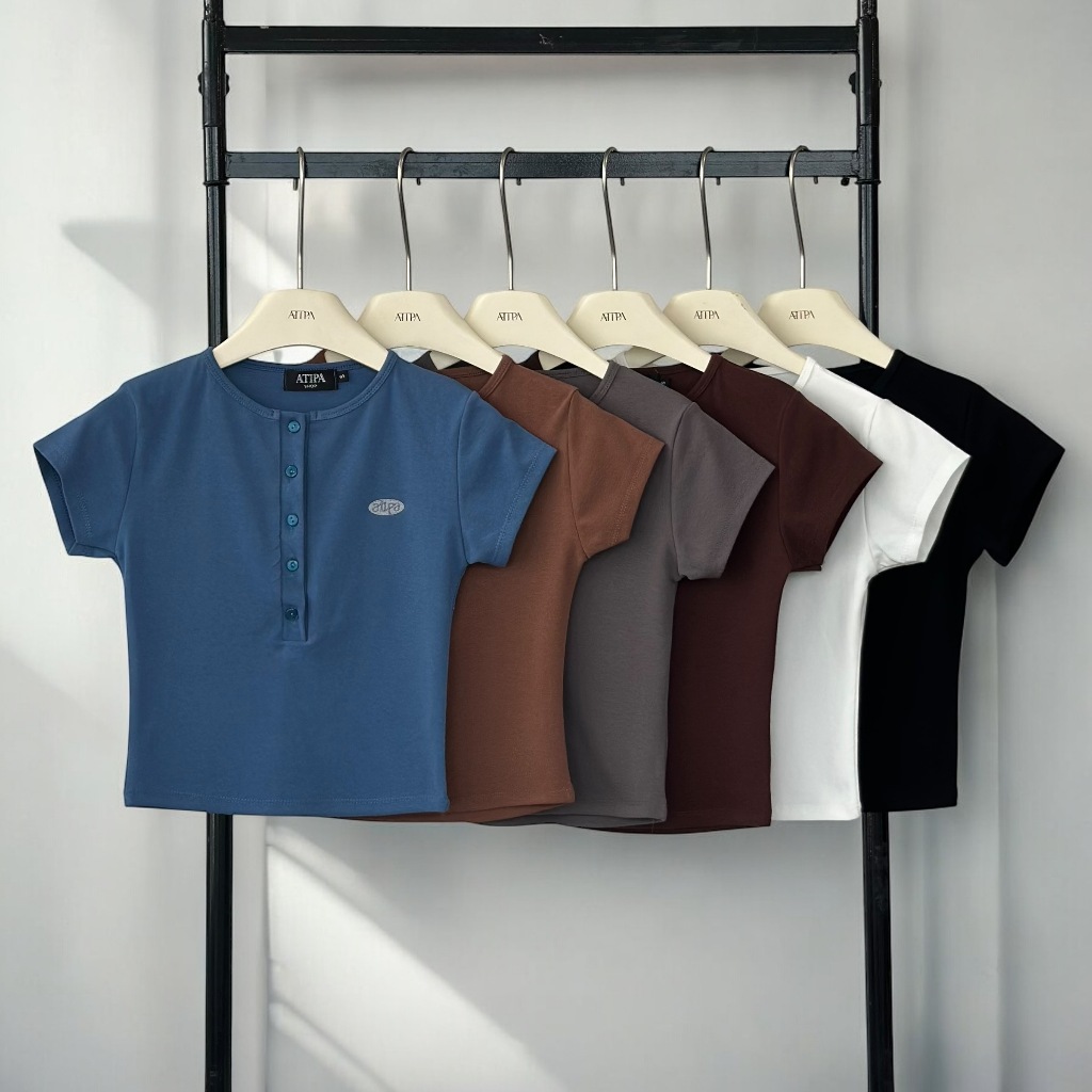 Atipashop - EMBLEM TOP เสื้อยืด คอกลม แขนสั้น กระดุมหน้า มีหลายสีให้เลือก