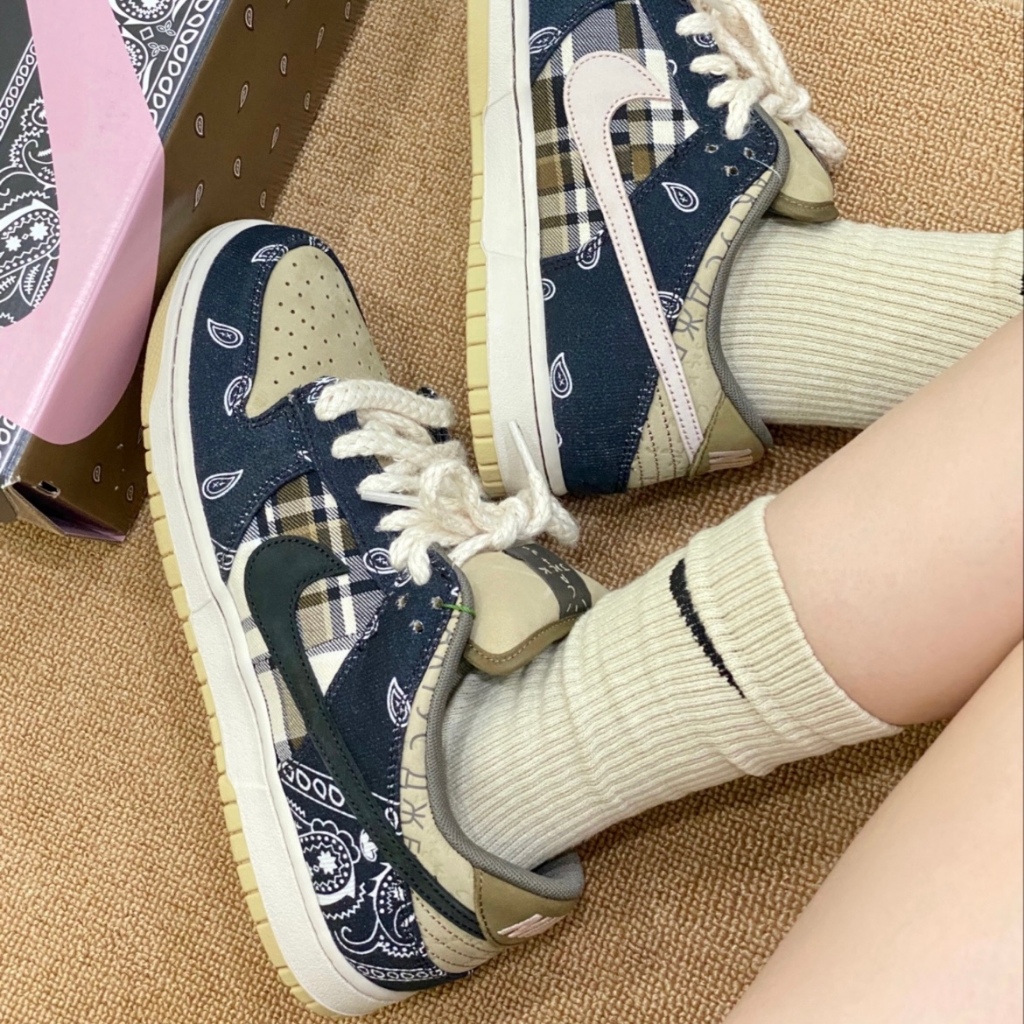🔥ของแท้ ขายร้อน100%🥇SB Dunk Low "Travis Scott"ชาย หญิงแฟชั่นคู่รักสบายๆ ดอกไม้แคชวี รองเท้าบอร์ด