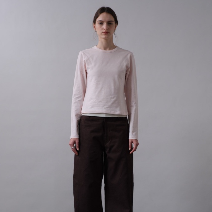 SUMMERWOOL – Muf Top (Pale Pink) : Logo Embroidered Regular Fit Long Sleeve T-Shirt เสื้อแขนยาวผ้ายืด ปักโลโก้ด้านหลัง