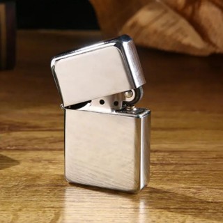 Kantai ไฟแช็คน้ำมัน มี 2 สี คือสีเงินและสีดำ มาพร้อมกับน้ำมั…