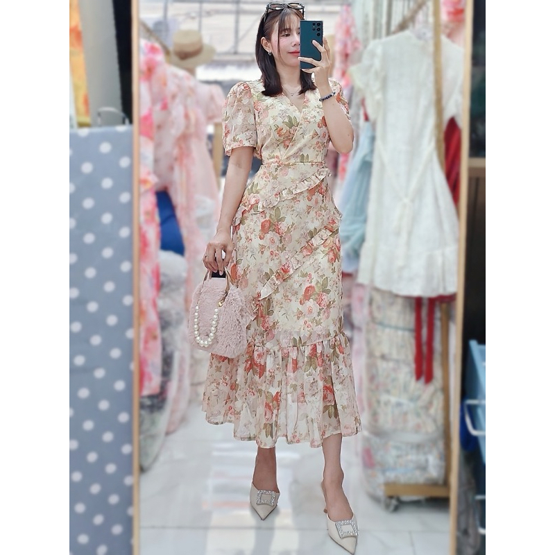 Best Sellerเดรสยาวคอวีผ้าชีฟองออแกนดี้ระบายเฉียงผ่าข้างลาย รูปที่ 7