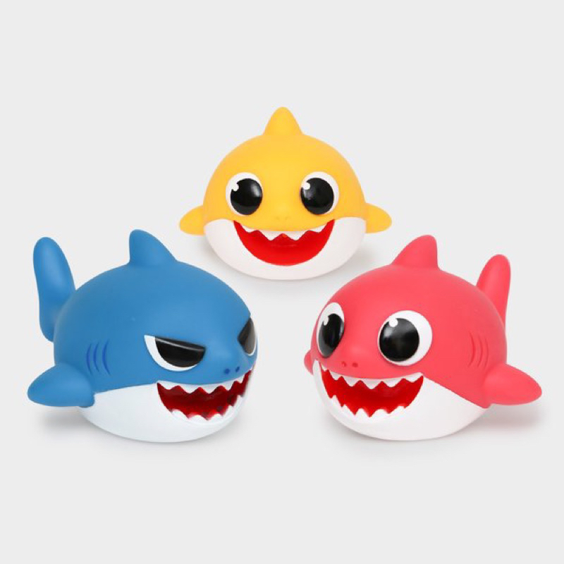 Pinkfong ตุ๊กตาพ่นน้ำ Baby Shark เบบี้ชาร์ค ตุ๊กตาบีบมือ 3ตัว ฝึกกล้ามเนื้อมัดเล็ก ของเล่นในห้องน้ำ