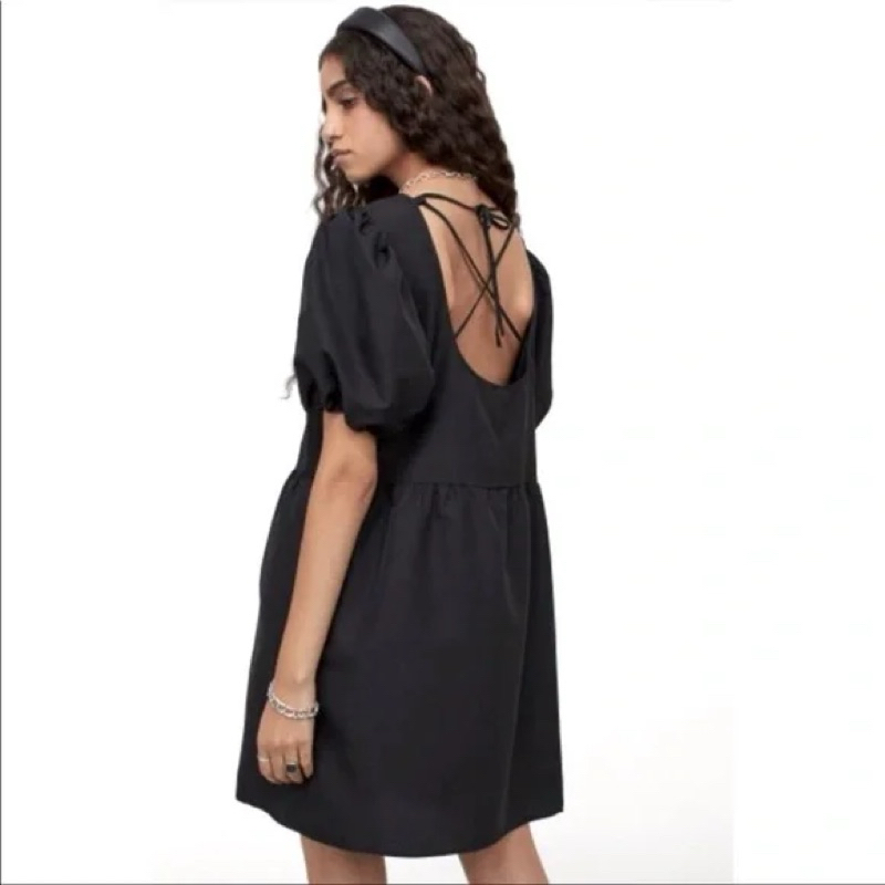 H&M x dress x L สีดำ ผ้าเหลือบเงาสวยมากคะ ด้านหลังผูกโบว์ อก 40-41 ยาว 33 สวยมากแขนพองจั้ม Code: 423