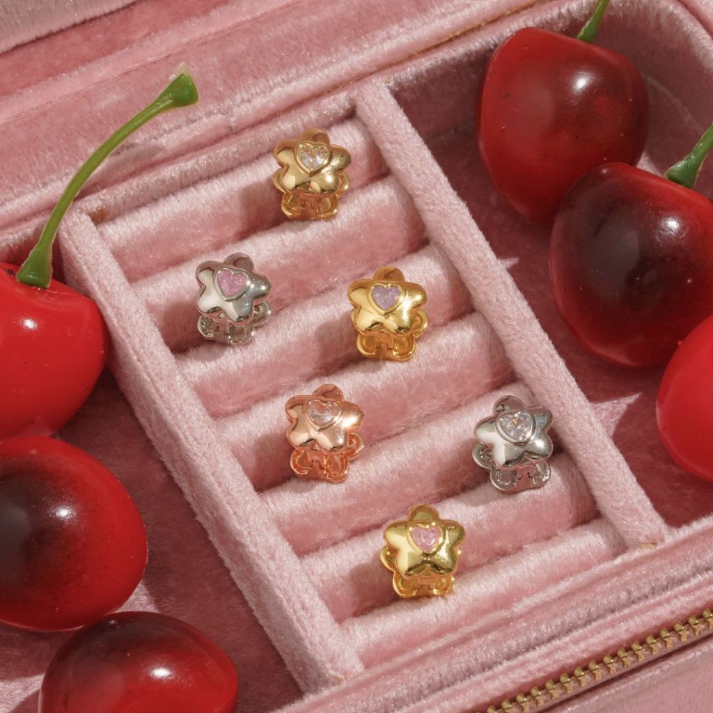 Petite Camellia Hoop ต่างหูห่วงดอกไม้เพทายหัวใจ