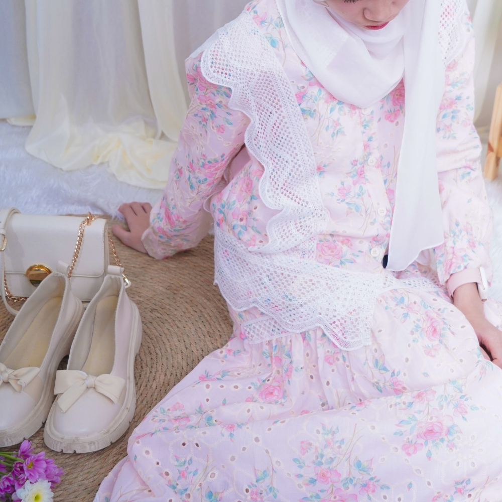 Flora Bell 1306 ชุดเซ็ตคอปกเสื้อและกระโปรงผ้าไหมญี่ปุ่นปักลายดอกไม้ ระบายปักลูกไม้ชายกระโปรง
