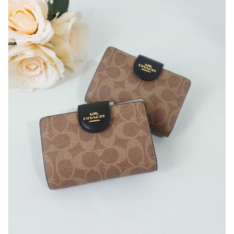 รหัส/รุ่น : CW786 Medium Corner Zip Wallet in Signature Canvas