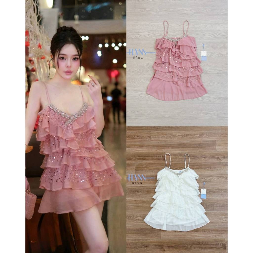 Flynn ชุดเดรสระบายทั้งตัวเสริมผ้าแต่งกริตเตอร์เพิ่มความสวยแพงด้วยช่วงอกแต่งเพชรเม็ดใหญ่