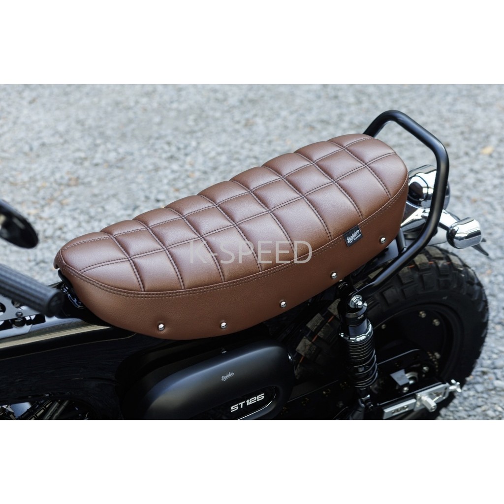 เบาะแต่ง Diabolus for Honda Dax125 สีน้ำตาลลาย สี่เหลี่ยมใหญ่ หมุดข้าง ปัก Diabolus (DX070) - รูปที่ 2