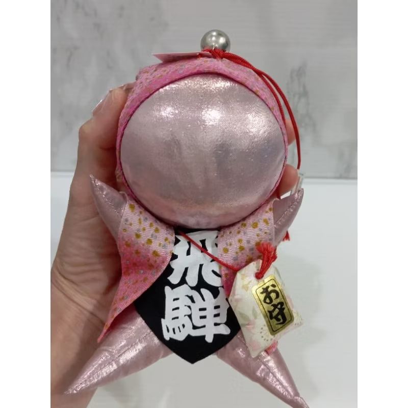 ของแท้ จากญี่ปุ่น ตุ๊กตา ซารุโบโบะ ตัวใหญ่ สีชมพู ตุ๊กตาไร้หน้า เครื่องรางของญี่ปุ่น Pink Sarubobo J