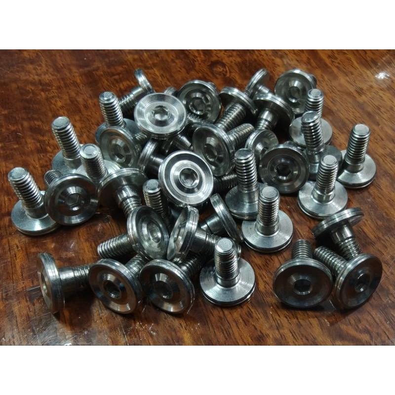 น๊อตเลสกลึงมือขนาด M6x15(เบอร์10) มีบูชในตัวใส่ครอบท่อเวฟ/ฝาครอบคลัชเวฟ125ได้ (ราคาต่อ1ตัว)