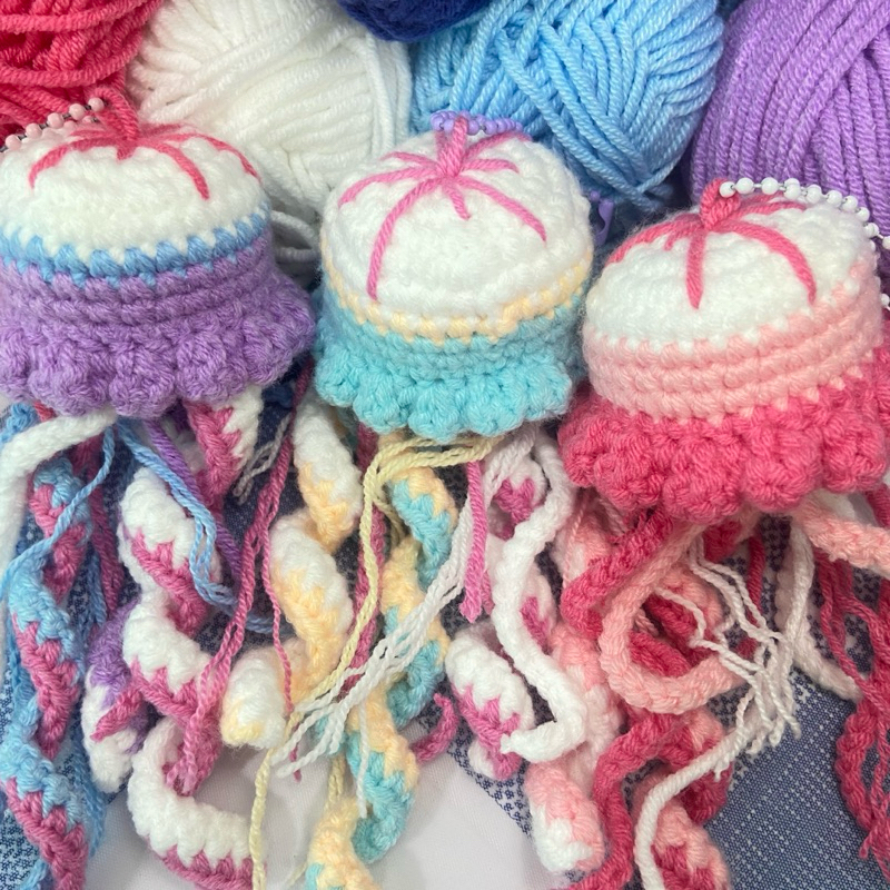 jellyfish crochet keychain / พวงกุญแจแมงกระพรุนไหมพรม