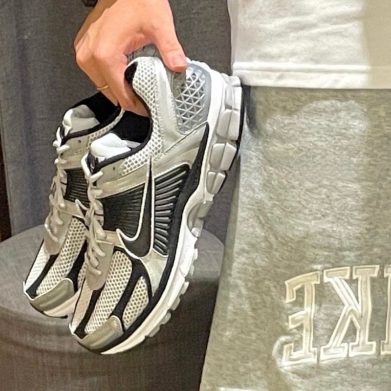 Nike Zoom Vomero 5 Metallic Silver Black แท้ 100%