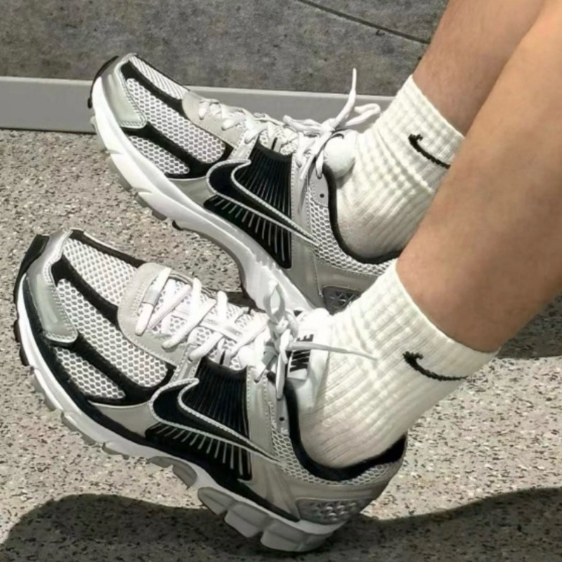 Nike Zoom Vomero 5 Metallic Silver Black แท้ 100%