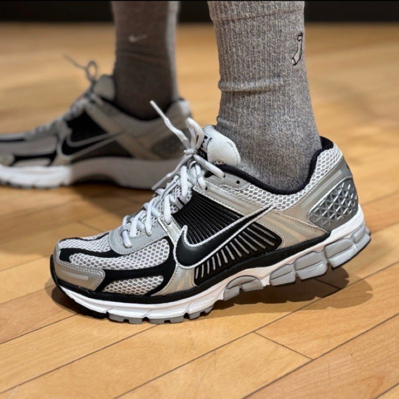 Nike Zoom Vomero 5 Metallic Silver Black แท้ 100%
