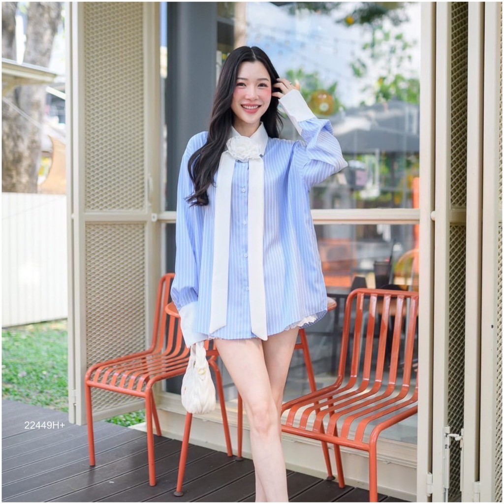 เสื้อเชิ้ตลายริ้ว แต่งเข็มกลัดดอกคามิเลีย .. TW22449 TwinsShopVip💗พร้อมส่ง