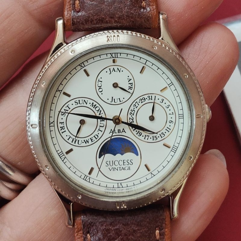 นาฬิกาวินเทจ หน้าพระจันทร์ Alba by Seiko ระบบควอตซ์ หรูหรา สภาพป้ายห้อย จากญี่ปุ่น สายเดิมๆสายจะมีรอยบ้างตามรูป