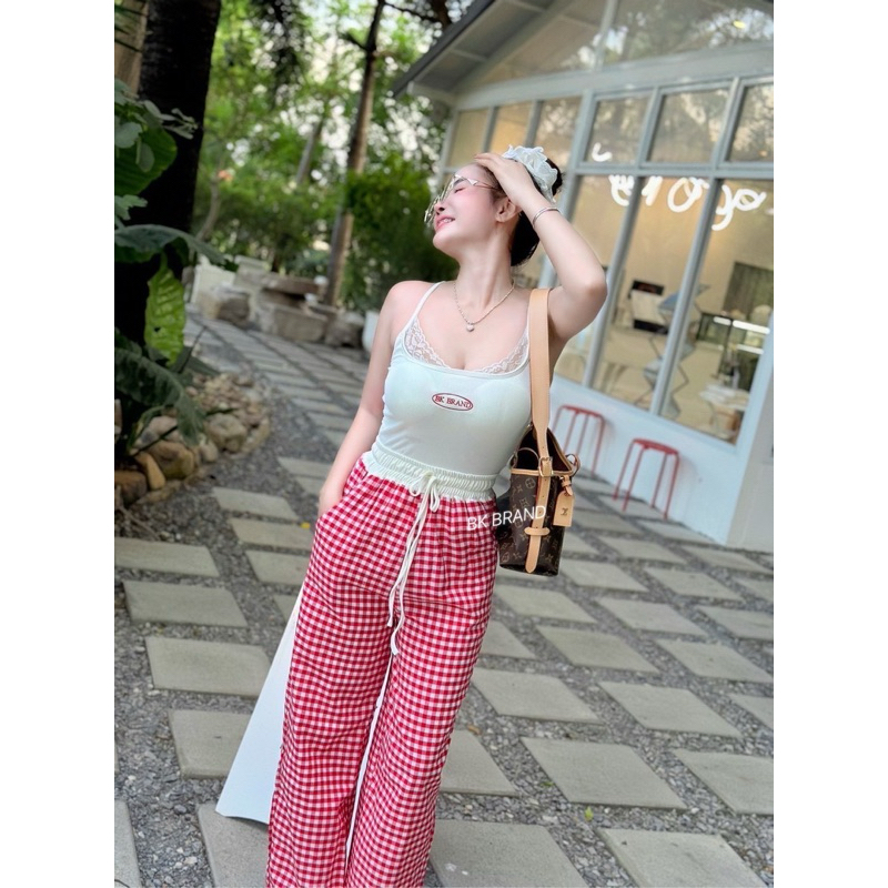 งานเซตสายเดี่ยวขายาวลายสก็อต 🏁🏁  🏷 BK BRAND  🖤❤️เซตสายเดี่ยวปัก BK BRAND แต่งลูกไม้กางเกงขายาวมีกระเ
