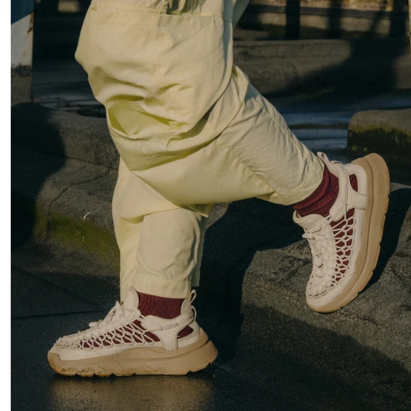 Keen รองเท้าผู้ชาย รุ่น Men's UNEEK ( TIMBERWOLF/PLAZA TAUPE )
