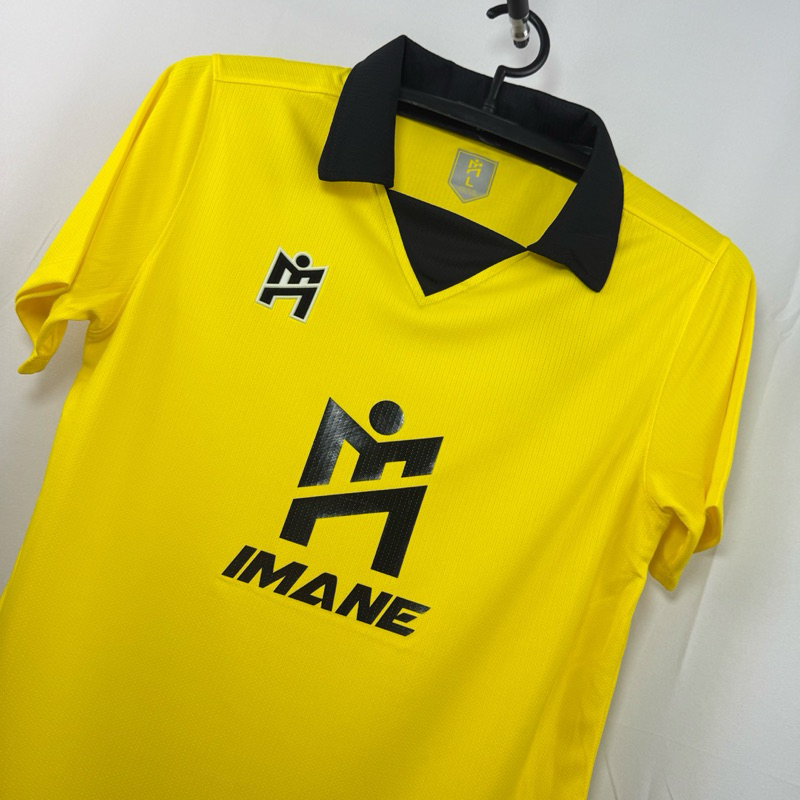 IMANE เสื้อกีฬาคอสีปก พร้อมโลโก้ M (IMANE )กลางตัว IMA1 002