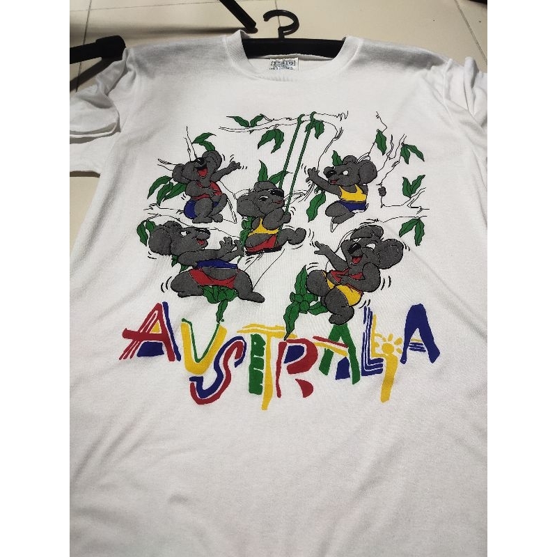 หมีออสเตรเลีย 80'🧵อก42ยาว27 ตะเข็บเดี่ยว เสื้อยืดมือ2 แบรนด์ วินเทจ การ์ตูน วง ลายมันส์ ราคาถูก สภาพ