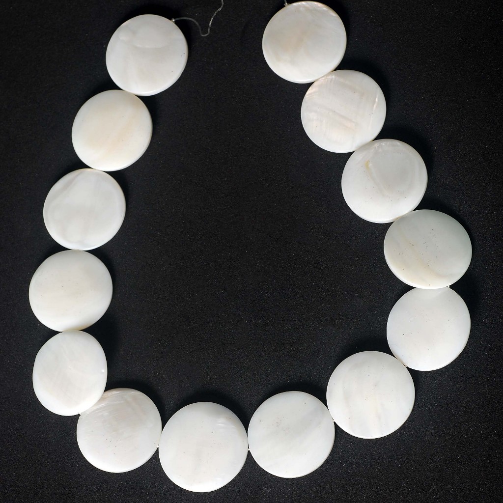 ลูกปัดเปลือกหอยมุกแท้ลักษณะรูปทรงกลมแบนสีขาว Flat Round White Mother of Pearl ขนาด 30 mm - (LZ-0745)