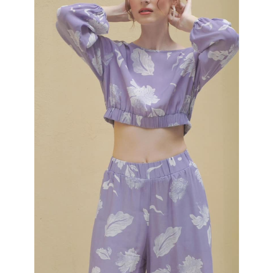 INCO WOMEN เสื้อครอปแขนยาว ลายดอกไม้ ผ้าโพลีพิมพ์ลาย