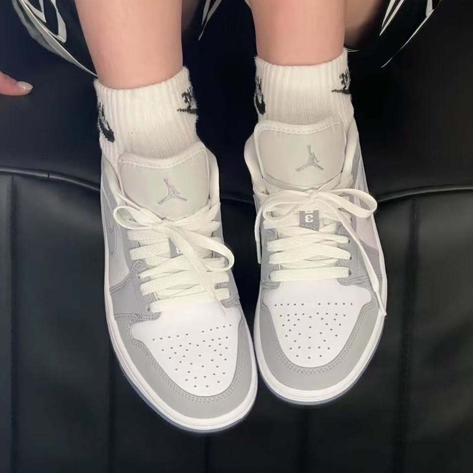 ⭐ (ของแท้ 100 % ) Nike Air Jordan 1 Low DC0774-105 ขาว/เทา/น้ำเงิน