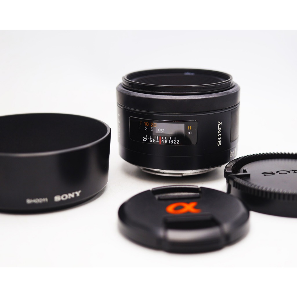 Sony 50mm f/1.4 Sony A Mount  50 มม. f/1.4 สามารถใช้งานได้หลากหลายเนื่องจากมีขนาดกะทัดรัด—เหมาะอย่าง