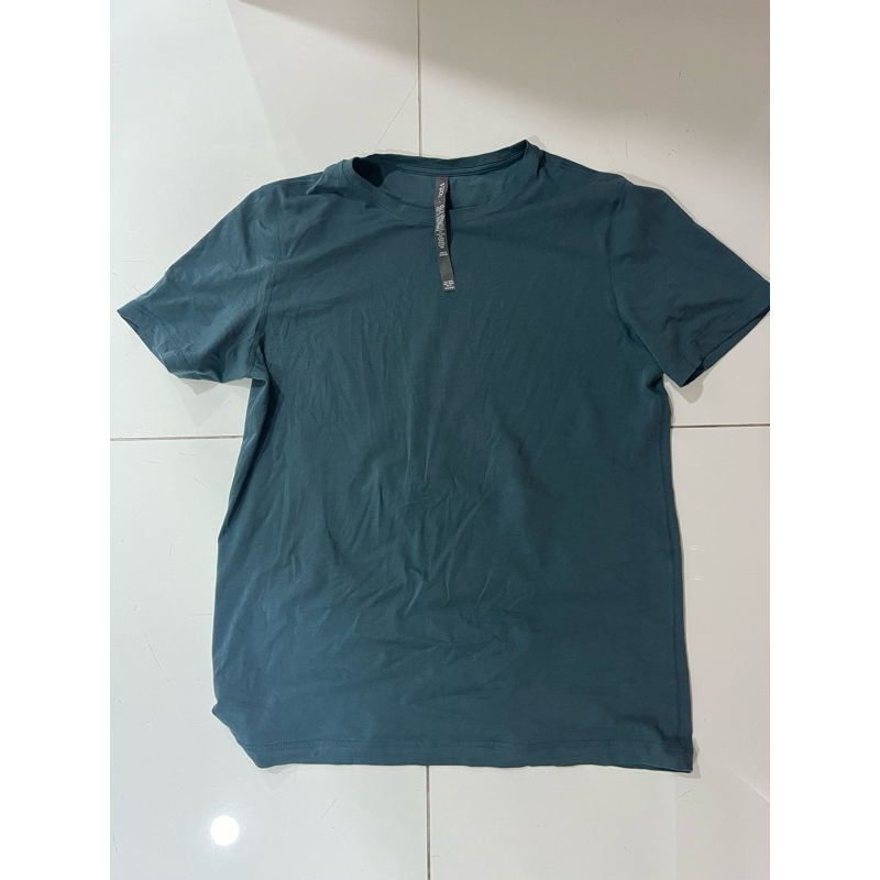เสื้อยืด vuori มือ 2 แท้size L อก 42-44