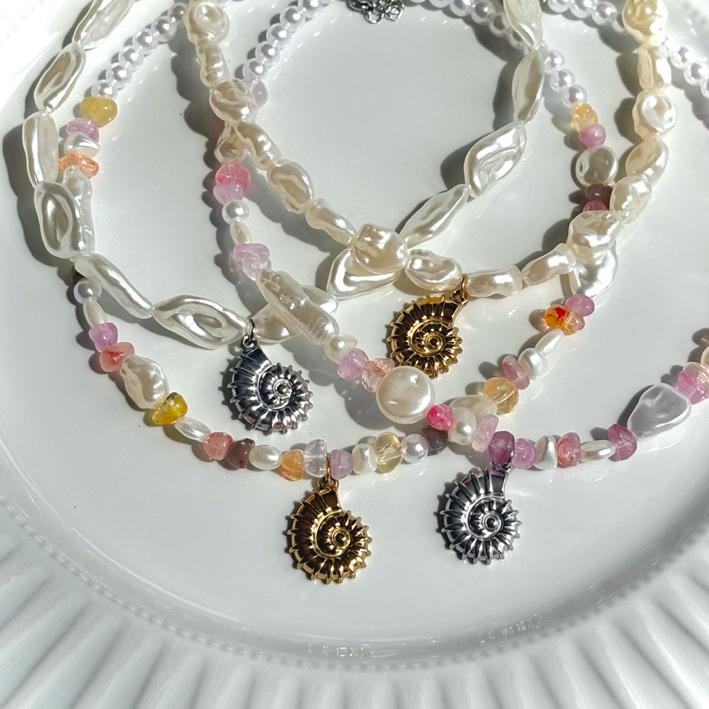 Piing me Necklace | สร้อยคอลูกปัดไข่มุกสลับลูกปัดหินเทียมพร้อมจี้ขดหอย