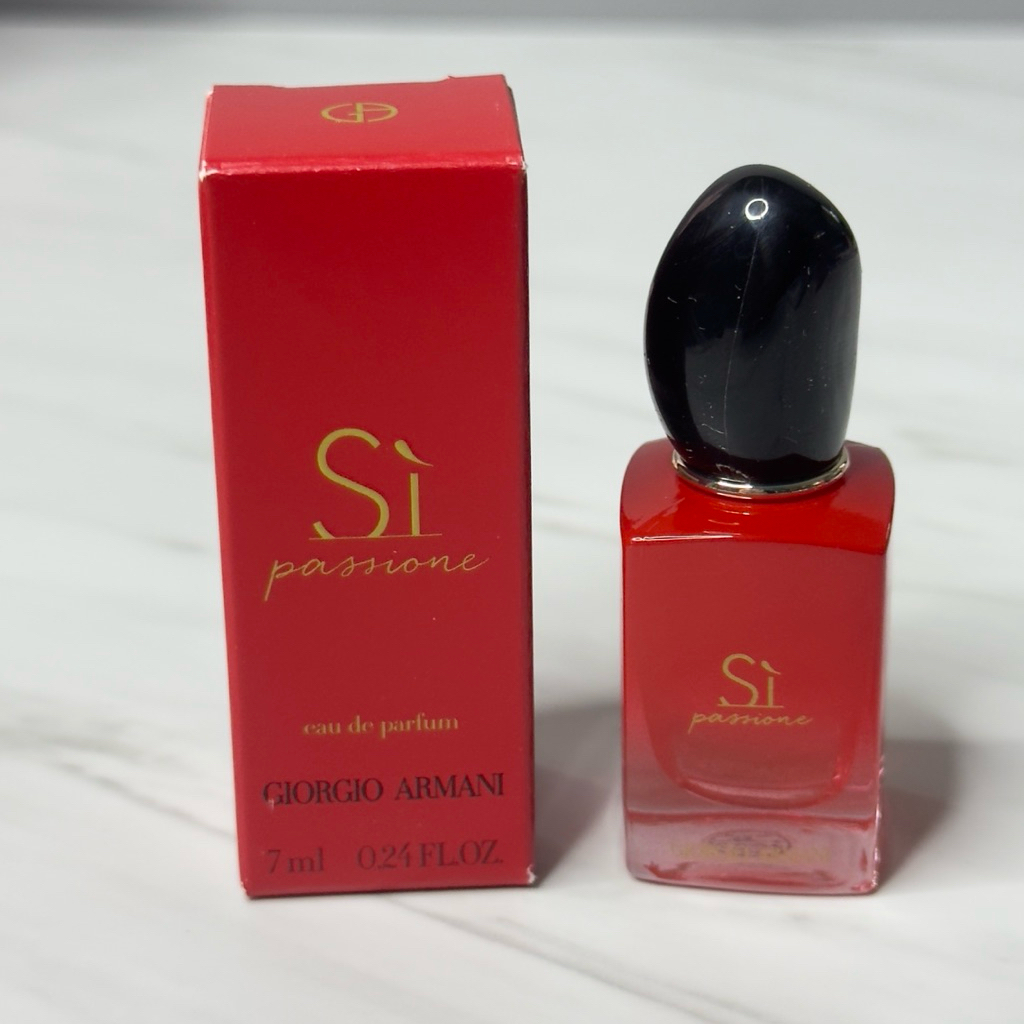 Arm@ni Si แดงขวดจิ๋วขนาด 7ml น้ำหอมแท้ 100% ค่ะ