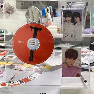 CD กรอบรูปอะคริลิค ขาตั้งจอแสดงผลแผ่นซีดีอะคริลิค เครื่องประดับเดสก์ท็อปร่องอะคริลิกโปร่งใสความละเอียดสูง