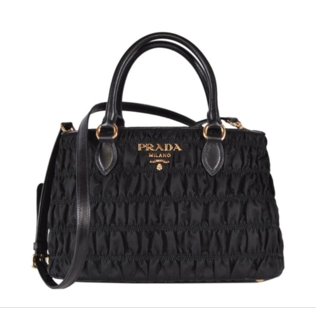 (พร้อมส่ง)PRADA Tessuto Gaufre Tote
กระเป๋ารุ่นไอคอนิกจาก Prada